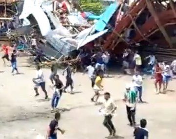El momento en que se desploma una tribuna de una plaza de toros en Colombia: hay al menos cuatro muertos