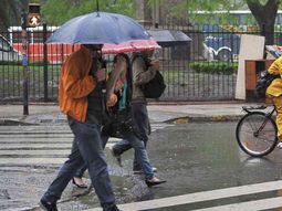 Las lluvias continuarán hasta este lunes a la tarde noche Las lluvias continuarán hasta este lunes a la tarde noche