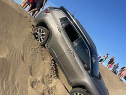 Así clavan y arruinan los autos de alta gama en Pinamar