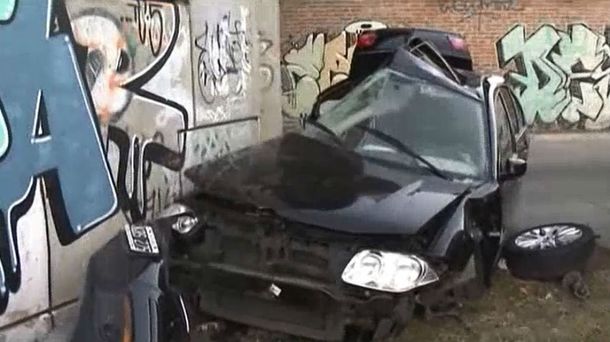 Un auto se estrelló contra un paredón y el conductor murió: creen que corría una picada