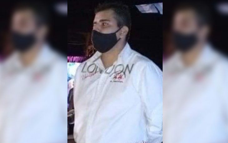 Un concejal salteño vistió una camisa con la bandera inglesa en un acto por Malvinas