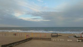 tiran abajo 46 balnearios en pinamar, valeria y carilo para recuperar playas