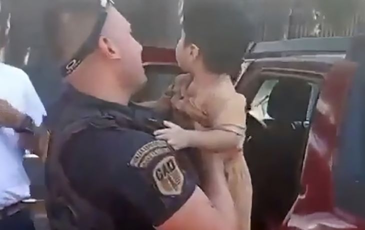 Desesperado rescate de un nene que fue abandonado por sus abuelos en una camioneta para irse de shopping
