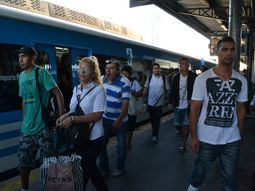 ferroviarios dejan sin trenes a miles de usuarios del sarmiento ferroviarios dejan sin trenes a miles de usuarios del sarmiento