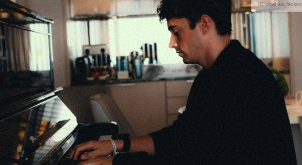 Charles Leclerc tocando el piano