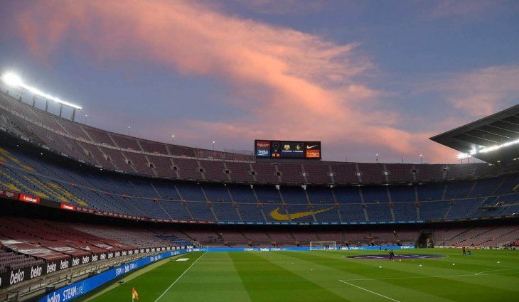Así sacaron la gigantografía de Messi que estaba en el Camp Nou