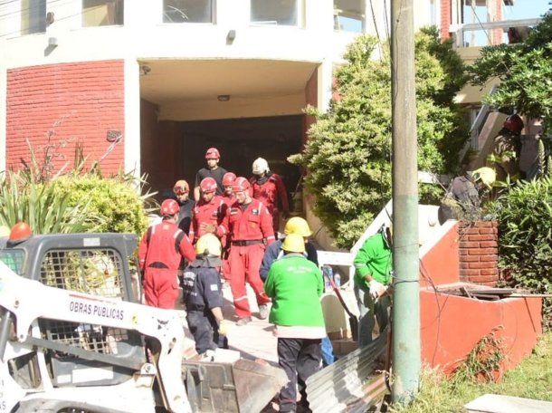 Los bomberos lograron retirar a una mujer de 79 años que había quedado bajo los escombros.