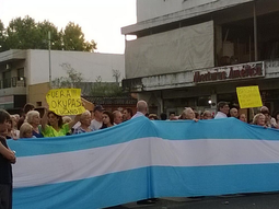 A 10 días de la ocupación, los vecinos de Villa Lugano protestaron contra la toma