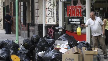 llueve en la ciudad y la basura continua sin recolectarse llueve en la ciudad y la basura continua sin recolectarse