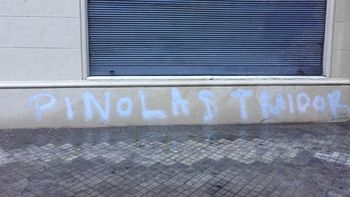 pintadas en el colegio de la hija de pinola en rosario por su inminente pase a river pintadas en el colegio de la hija de pinola en rosario por su inminente pase a river