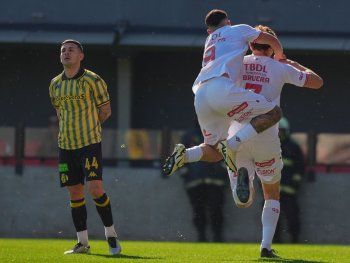 Barracas Central le ganó 3-1 a Aldosivi y es puntero de la Zona A