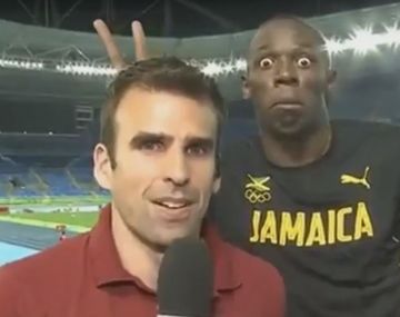 VIDEO: Bolt le hace cuernitos a un periodista