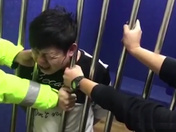 Un prisionero se emborrachó y quedó atascado entre los barrotes de su celda