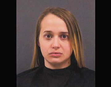 La arrestaron por tener sexo con un perro salchicha