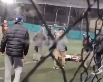 Brutal patada a un joven que estaba desmayado en un partido amateur