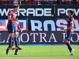 Andrés Vombergar festeja su gol en el partido que están jugando San Lorenzo y Arsenal por la primera fecha del campeonato de primera división.