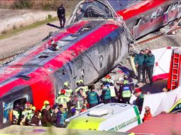 dos argentinos estuvieron a punto de viajar en uno de los trenes que chocaron en espana: volvimos a nacer