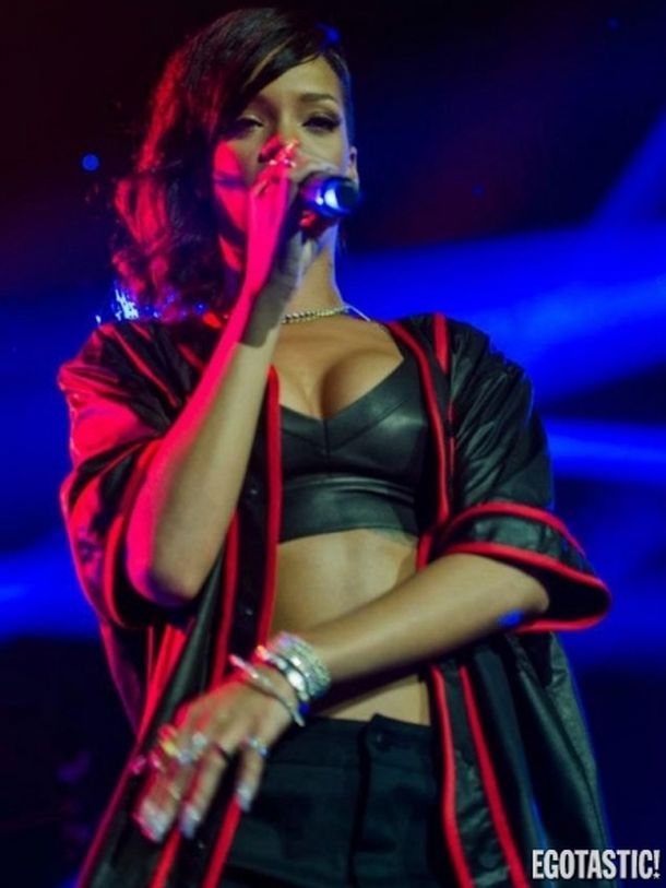 Rihanna deslumbró con su corpiño de cuero