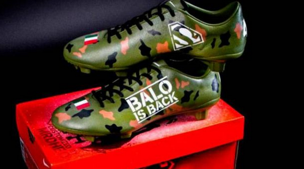 Los flamantes botines guerreros de Mario Balotelli