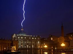 el intrigante rayo que cayo en el vaticano tras la renuncia el intrigante rayo que cayo en el vaticano tras la renuncia