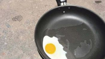 Por las elevadas temperaturas, cocinó un huevo en el asfalto Por las elevadas temperaturas, cocinó un huevo en el asfalto