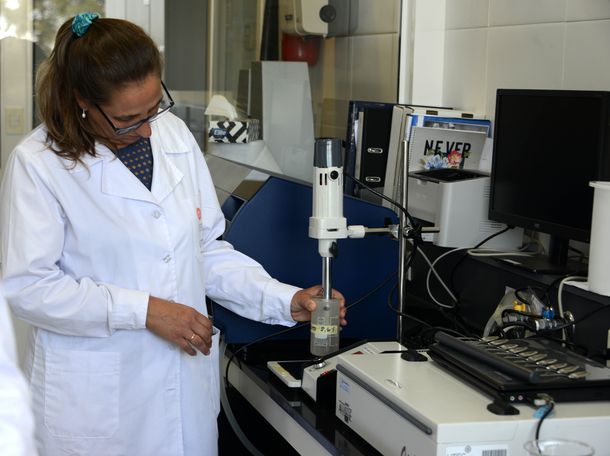 El gobierno firmó un convenio para impulsar la sostenibilidad del sector lechero.