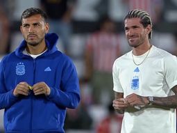 De Paul y Paredes, con sus caramelos en la previa al partido con Paraguay
