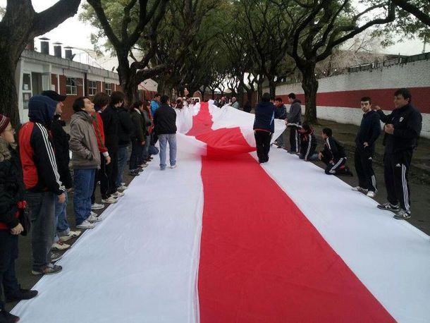 Los hinchas de River presentan la bandera más larga del mundo