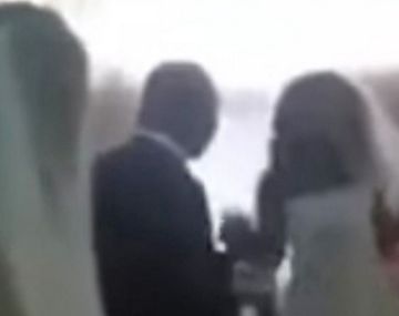 Captura de la amante entrando al altar para arruinar la boda de su pareja