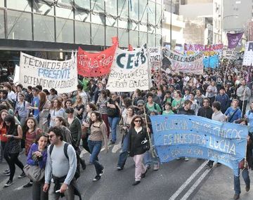 Alumnos de escuelas tomadas marcharon al Ministerio de Educación