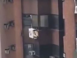 video: estaba con una mujer casada, entro el esposo y termino colgado de un aire acondicionado video: estaba con una mujer casada, entro el esposo y termino colgado de un aire acondicionado