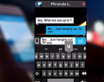 Una aplicación publica los mensajes de chat mientras el usuario los escribe