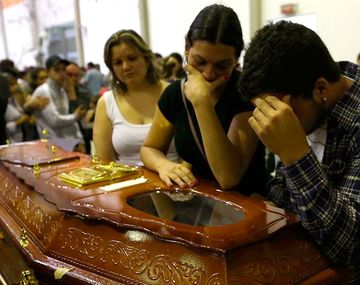 Despiden los restos de las víctimas del incendio en un funeral colectivo