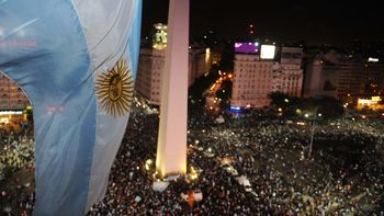 locura: miles de argentinos celebraron en el obelisco locura: miles de argentinos celebraron en el obelisco