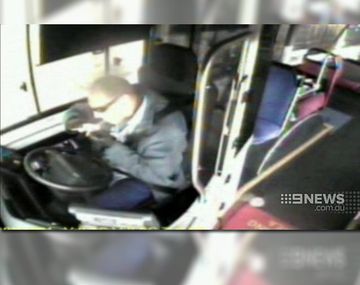 Un chofer de colectivo fuma marihuana mientras maneja y se estrella contra una casa