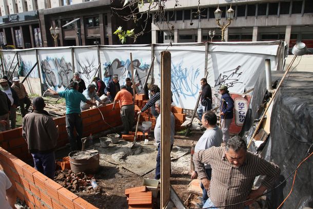 El titular de la comisión de ex Combatientes de Malvinas negó que quienes intentan construir en Plaza de Mayo sean veteranos