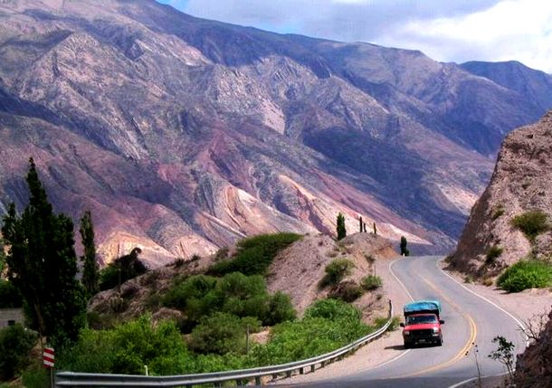 Desalojo violento en Humahuaca: un muerto y varios heridos