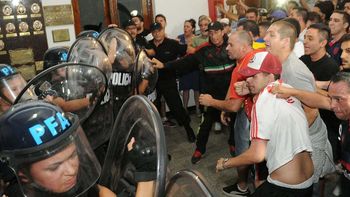 Vecinos tomaron la comisaría 38 en Flores, por la muerte de Brian Aguinaco Vecinos tomaron la comisaría 38 en Flores, por la muerte de Brian Aguinaco