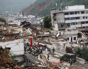 Ascienden a 400 los muertos por el terremoto en China