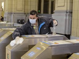 Intensos controles en las estaciones de trenes durante la cuarentena por la pandemia de coronavirus