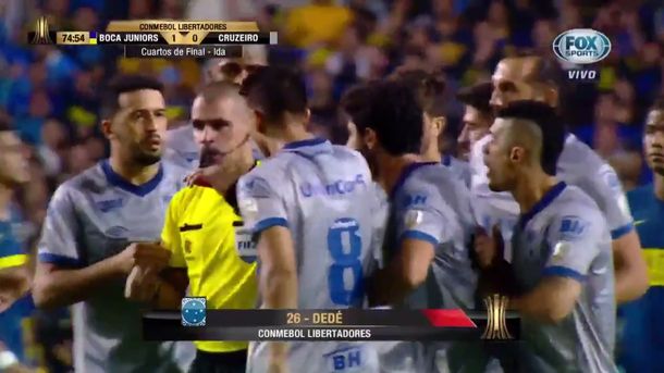 ¡Increíble! El árbitro pidió VAR y echó a Dedé por golpear con la cabeza a Andrada