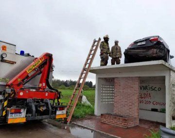 Cómo sacaron el auto que quedó arriba de la parada de colectivo