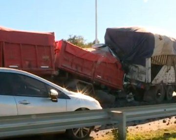 Chocaron dos camiones y seis autos en el Acceso Oeste: una persona quedó atrapada
