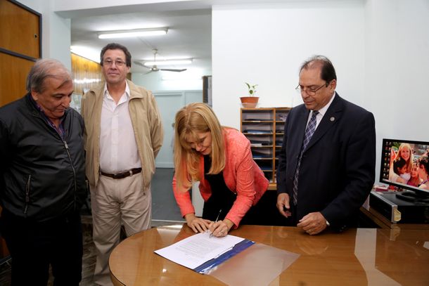 Magario firmó un aumento para los municipales de hasta un 32 por ciento