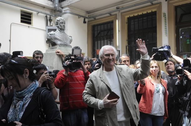 Pino Solanas: Nuestros datos nos dan arriba por 4 o 6 puntos