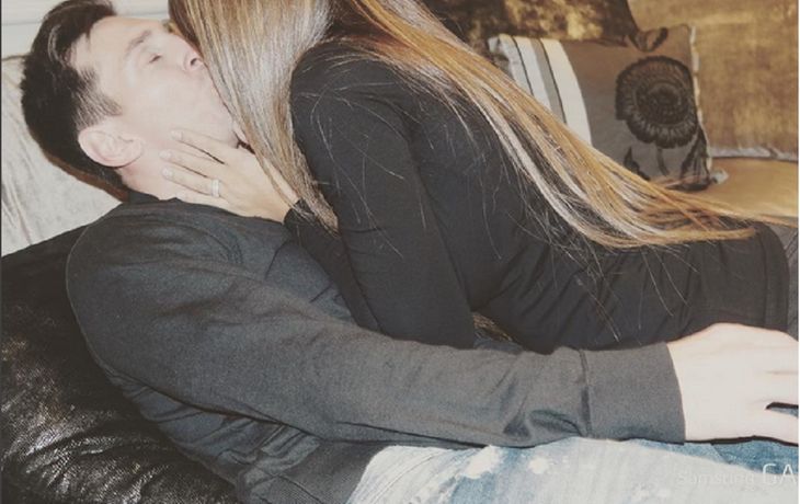 Messi y su mujer festejaron San Valentín con un apasionado beso