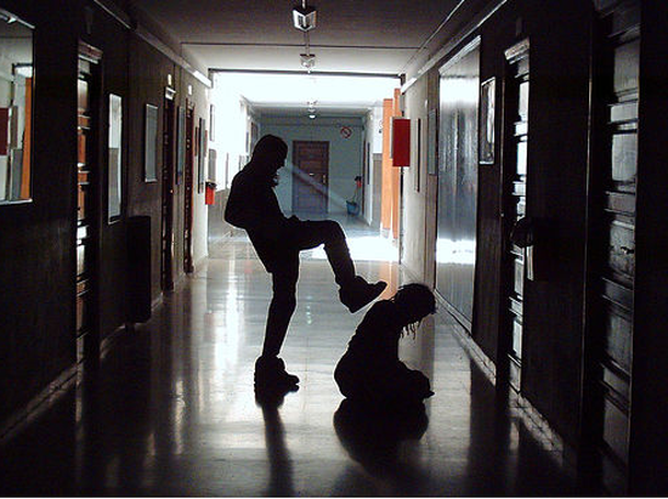 Una joven golpeó brutalmente a un compañero por ser gay