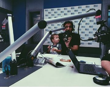 Co-conductor de lujo: Germán Paoloski llevó a su hijo León a Radio 10