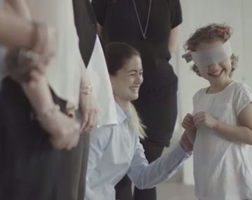 Experimento: ¿Podrías reconocer a tu mamá con sólo tocarle la cara?