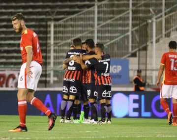 San Lorenzo festeja el gol del triunfo ante Estudiantes en Mar del Plata